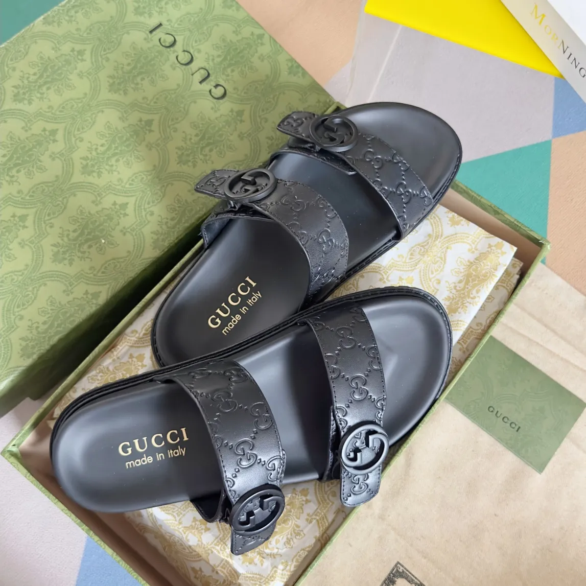 [G Home] Men's Men's Shoes💰: 300💰Size: 38-45 🆕2024Gucci Gucci Summer New Style Double G Presbyopia Flip-flops Cross Sandals Thick Sole Slippers Beach Shoes Original Purchase and Development Production G family's 2024 new summer dark horse items, fashion bloggers at home and abroad have put on the show, and it has become popular on social platforms at home and abroad. Fashionistas must pay for it, and they spend a lot of money to create ingenious craftsmanship and accurately restore every detail. Exquisite packaging at the delivery counter🛍📦 ▪️ Fabric: Original imported double G presbyopic leather ▪️ Lining: Original imported leather ▪️ Sole: Original open molded T men's shoes 💰U outsole ▪️ Bottom thickness: 3CM